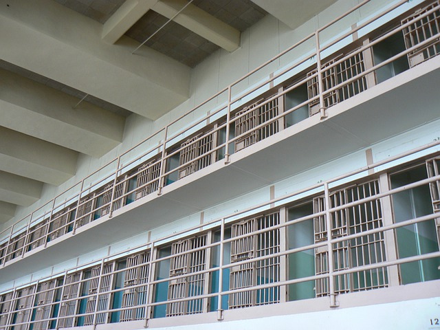 Terroristischer Gefangener des sexuellen Übergriffs auf eine Wärterin angeklagt