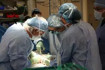Mindestens 7 wurden nach einer Fettabsaugung, die von einem palästinensisch-arabischen Arzt durchgeführt wurde, ins Krankenhaus eingeliefert