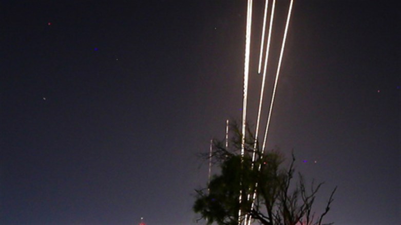 Mehr als 100 Raketen auf Süd- und Zentralisrael abgefeuert, IDF schlägt zurück