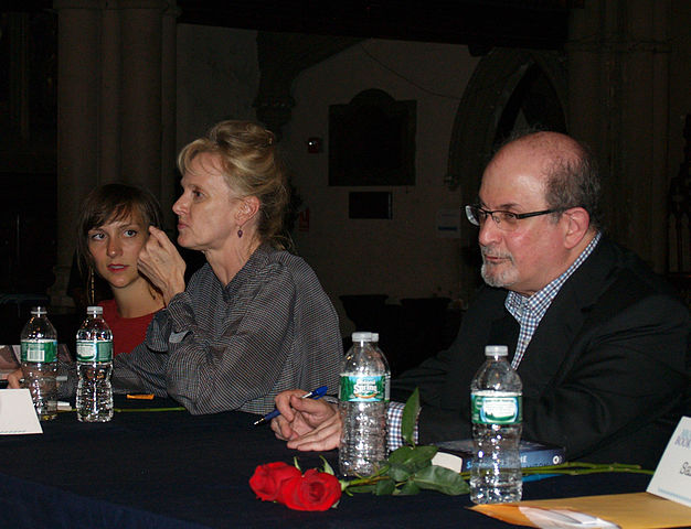 Salman Rushdie wurde bei einem Event in New York auf der Bühne niedergestochen