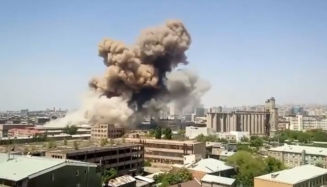 Schwere Explosion auf Großmarkt in Eriwan