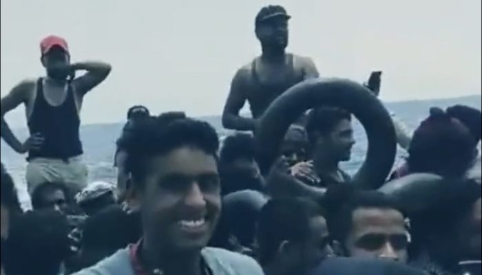 Illegale muslimische Migranten schreien „Allahu akbar“, als sie in Italien ankommen [Video]