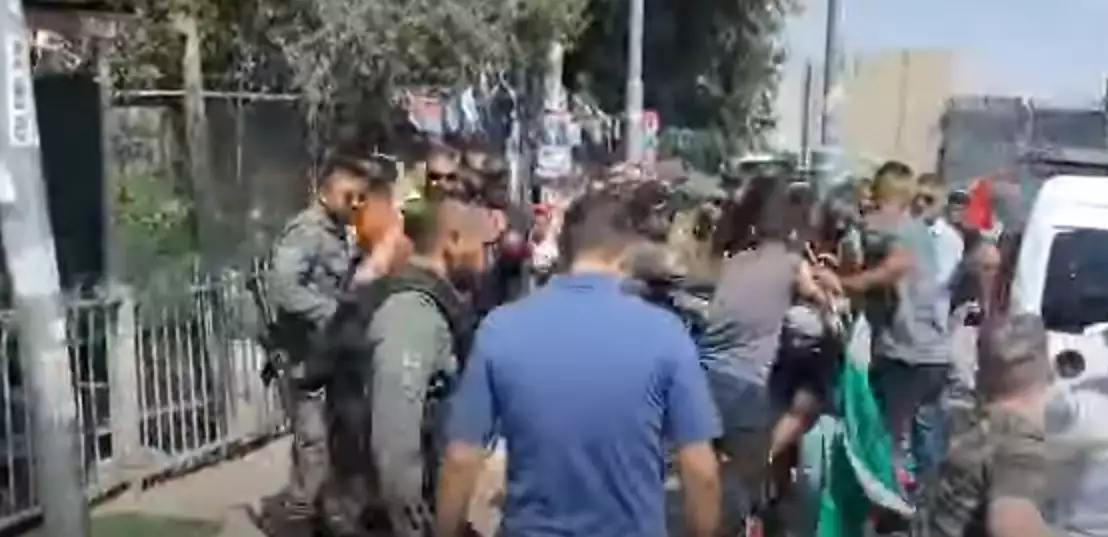 Arabische Randalierer greifen Juden mit israelischer Flagge in Jerusalem gewaltsam an [Video]