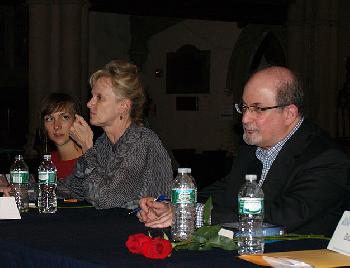 Salman-Rushdie-wurde-bei-einem-Event-in-New-York-auf-der-Bhne-niedergestochen