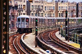 Jüdin von Antisemit gewürgt, während sie auf die U-Bahn in Manhattan wartete