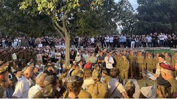 Hunderte-nehmen-an-der-Beerdigung-des-durch-Friendly-Fire-getteten-Soldaten-teil