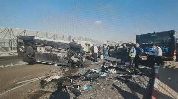 2-Personen-bei-Buskollision-am-Flughafen-Ben-Gurion-verletzt