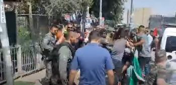 Arabische-Randalierer-greifen-Juden-mit-israelischer-Flagge-in-Jerusalem-gewaltsam-an-Video