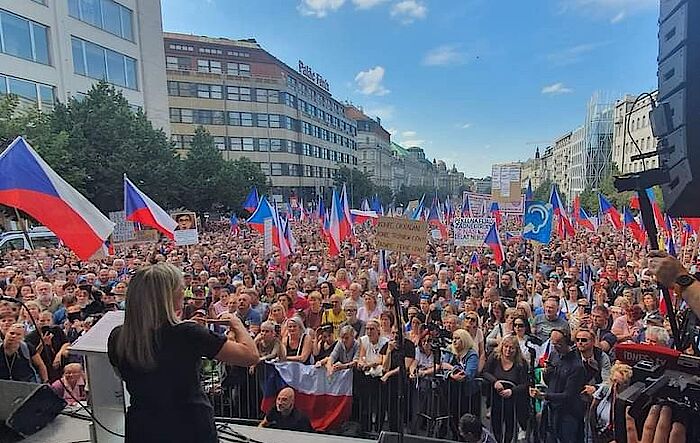 Massenproteste in Prag 120.000 Demonstranten in Prag auf der Straße