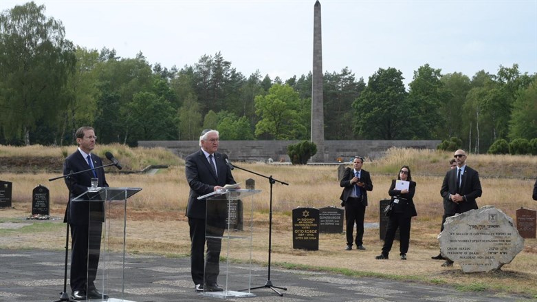 Israels Präsident Herzog besucht das Konzentrationslager Bergen-Belsen