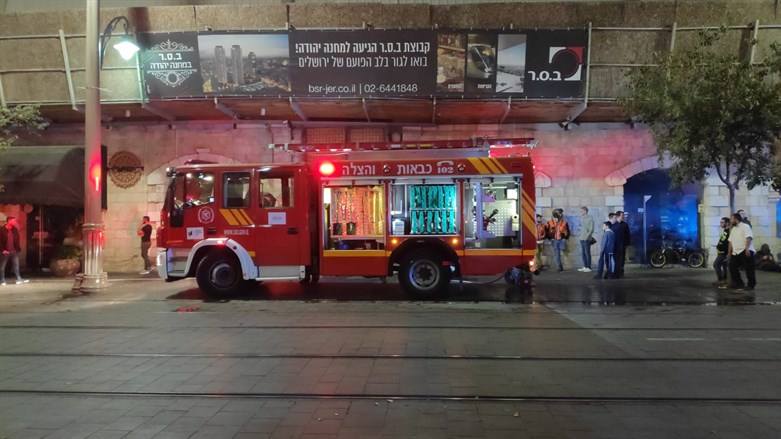 Feuerwehrleute retten 12 Menschen, die in einem brennenden Gebäude eingeschlossen sind