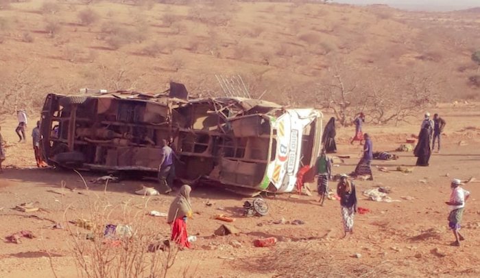 Muslime zerstören Lastwagen voller Hilfsgüter und ermorden mindestens 18 Zivilisten