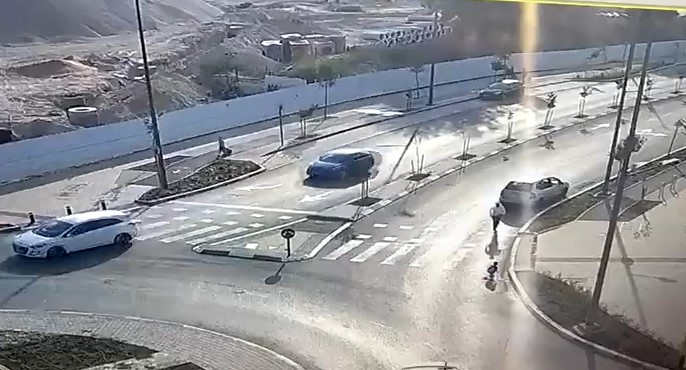 Dreijähriger stürzt aus fahrendem Auto [Video]