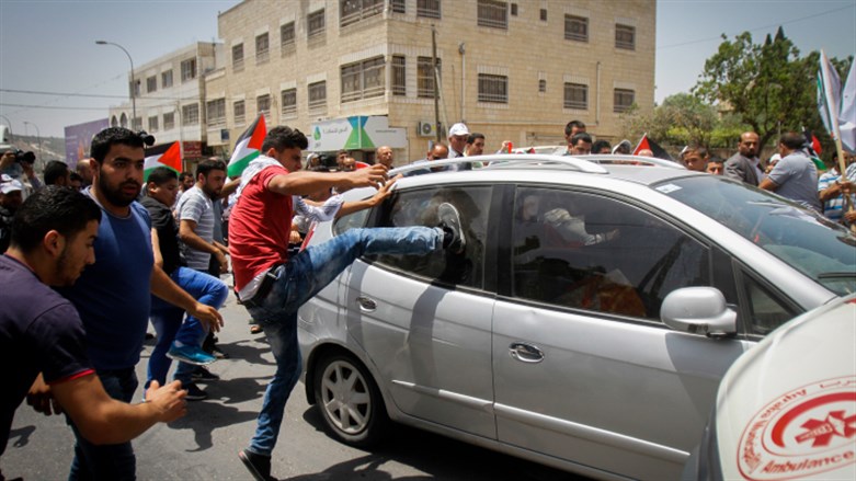 Einwohner von Samaria patrouillieren auf einer Straße durch ein arabisches Dorf