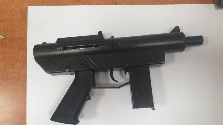Die Polizei entdeckt in Umm al-Fahm eine Maschinenpistole, Granaten und Munition