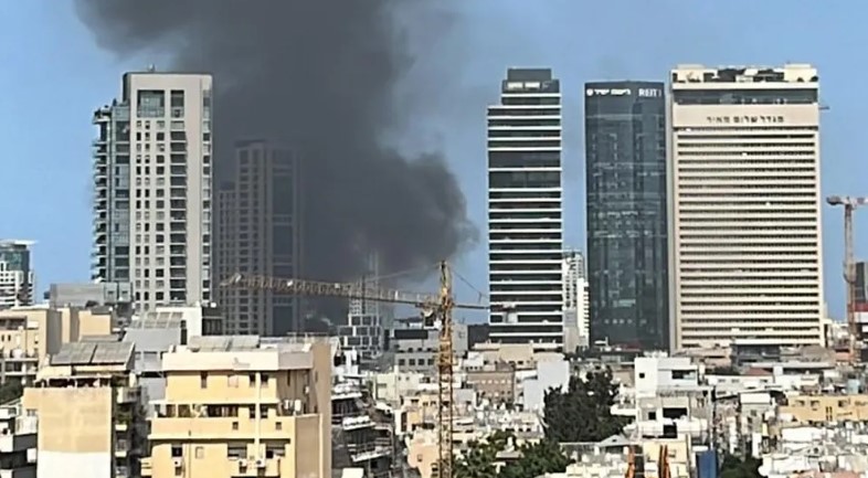Ein Feuer auf einem beliebten Markt hinterlässt eine schwarze Rauchwolke in der Skyline von Tel Aviv