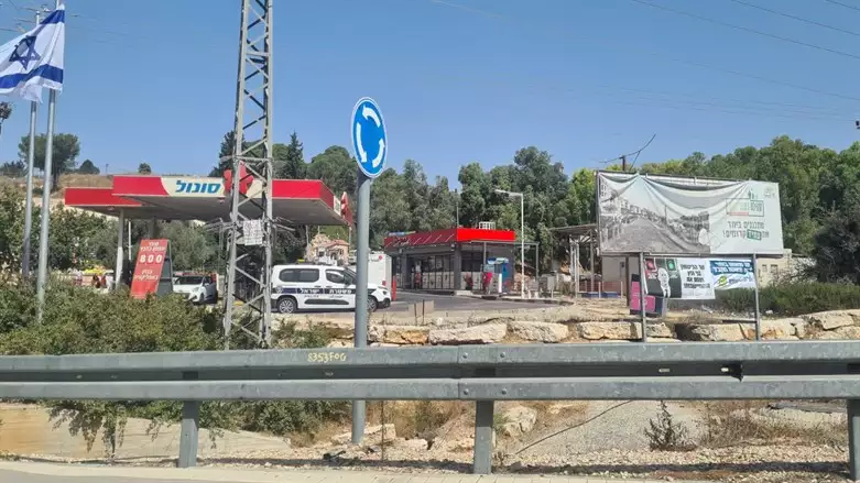 Terroristen platzieren Sprengsatz an Tankstelle in Kedumim