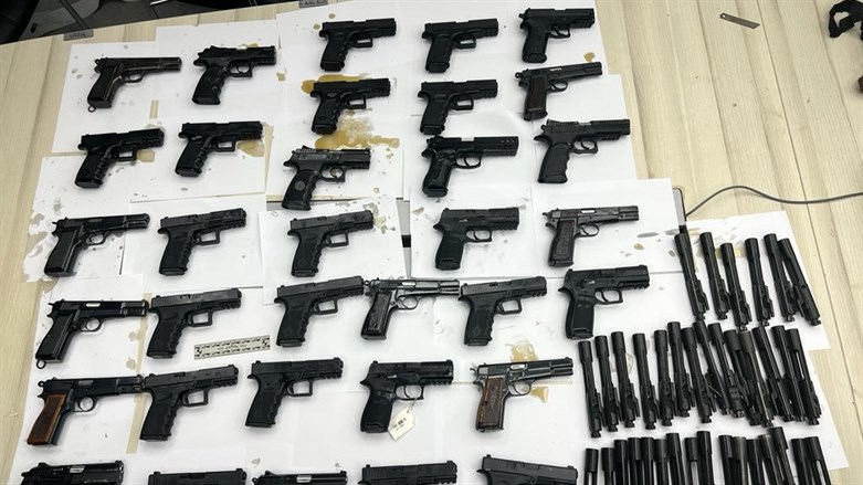 Dutzende Schusswaffen bei der Verhinderung des Waffenschmuggels beschlagnahmt