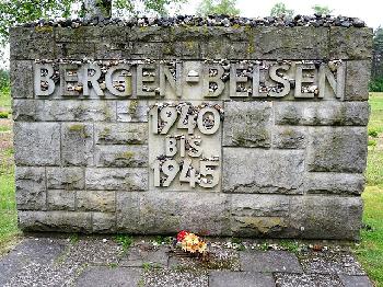 Holocaustberlebende-aus-16-Lndern-besuchen-die-Gedenksttte-BergenBelsen