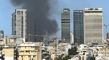 Ein-Feuer-auf-einem-beliebten-Markt-hinterlsst-eine-schwarze-Rauchwolke-in-der-Skyline-von-Tel-Aviv