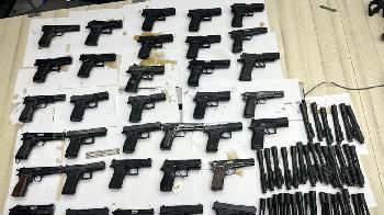 Dutzende-Schusswaffen-bei-der-Verhinderung-des-Waffenschmuggels-beschlagnahmt