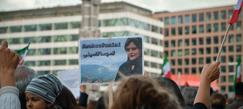 Frauen demonstrieren in Kabul wegen Mahsa Aminis Tod, Taliban schießen in die Luft und zerstreuen Demonstranten