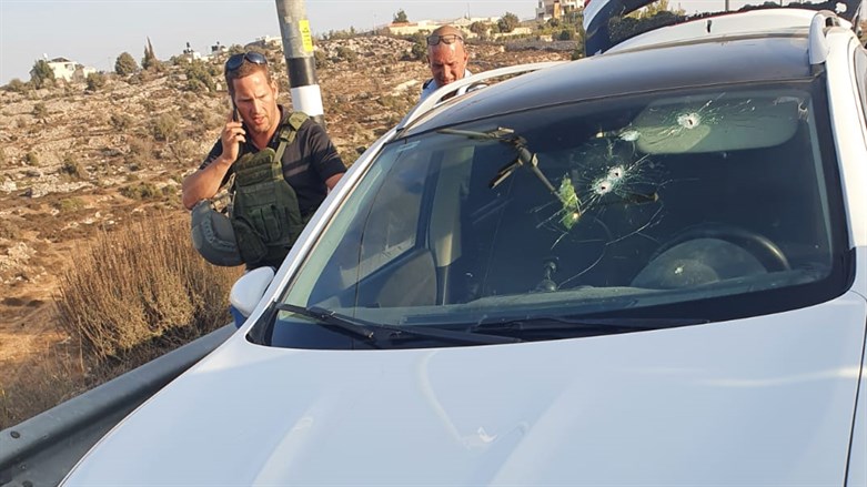 Ein Beamter wurde verletzt, als ein arabischer Terrorist Sicherheitskräfte in der Nähe von Ofra rammte