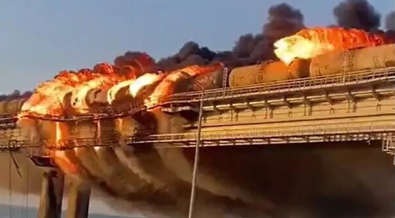 Massive Explosion trifft wichtige Brücke, die die Krim mit Russland verbindet