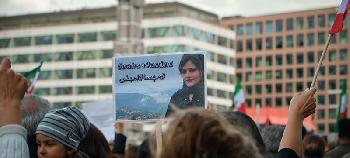 Frauen-demonstrieren-in-Kabul-wegen-Mahsa-Aminis-Tod-Taliban-schieen-in-die-Luft-und-zerstreuen-Demonstranten