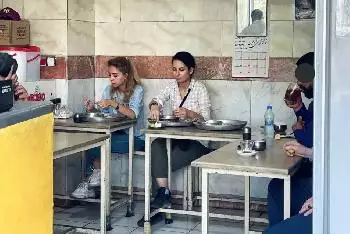 Der Iran nimmt eine Frau fest, die ohne Kopftuch in einem Restaurant gegessen hat