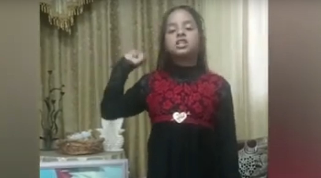 Ein junges palästinensisches Mädchen schickte ihrem inhaftierten Vater eine Nachricht über das offizielle Programm von PA TV [Video]]