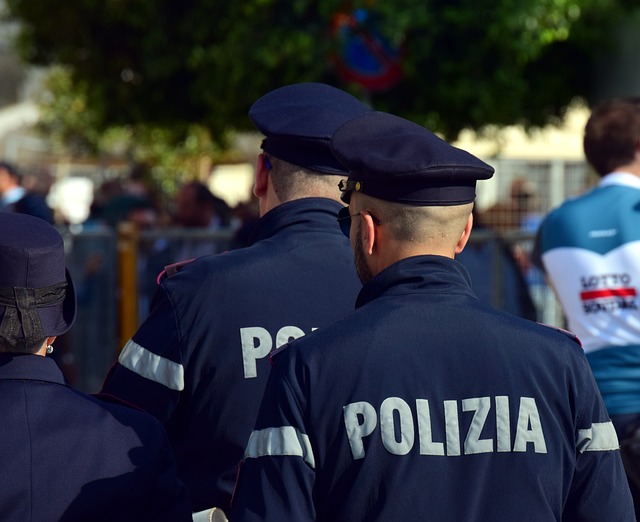 Muslimischer Migrant greift zwei Polizistinnen an und verlangt, mit einem männlichen Polizisten zu sprechen