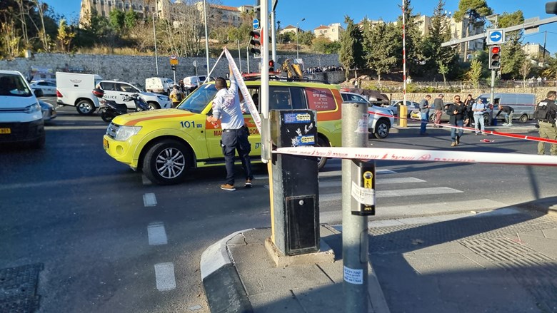 Zwei terroristische Bombenanschläge auf Bushaltestellen in Jerusalem