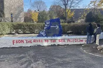 Studenten der Northwestern University malten den antisemitischen Slogan auf einen Felsen, der als markantes Campus-Display fungiert