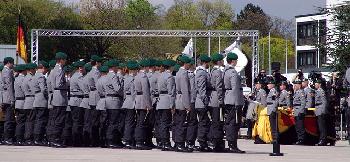 Die-Bundeswehr-gibt-versehentlich-Uniformen-mit-SSEtiketten-aus