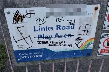 Der-Kinderspielpark-North-Tyneside-wurde-mit-Hakenkreuzen-und-antisemitischen-Graffitis-unkenntlich-gemacht-