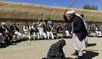 Taliban-peitschen-Menschen-im-Fuballstadion-wegen-Ehebruch-Raub-und-schwulem-Sex-aus