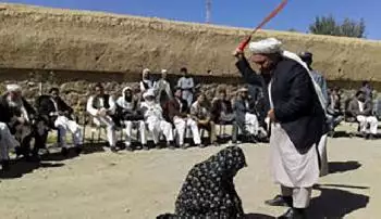 Taliban peitschen Menschen im Fußballstadion wegen „Ehebruch, Raub und schwulem Sex“ aus