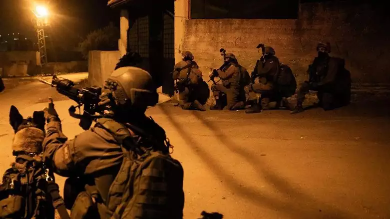 Bewaffnete Terrorverdächtige feuern auf israelische Sicherheitskräfte
