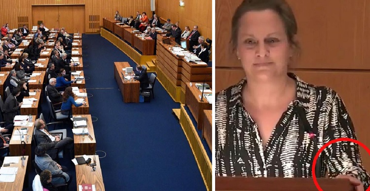 Jetzt kleben sie schon am Rednerpult: Kölner Stadträtin klebt sich fest