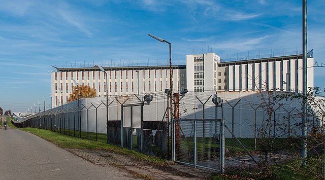 Straftäter kommen in „The Länd“ wegen überfüllten Gefängnissen frei