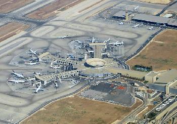 Fahrzeug-durchbricht-Checkpoint-am-Flughafen-Ben-Gurion-Passagiere-legen-sich-auf-den-Boden