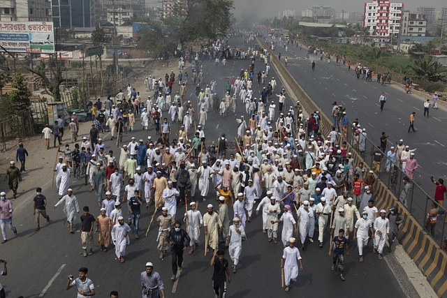 Moslemischer Mob greift Hindu Laden an und sagt, er werde das Gebiet hindufrei machen