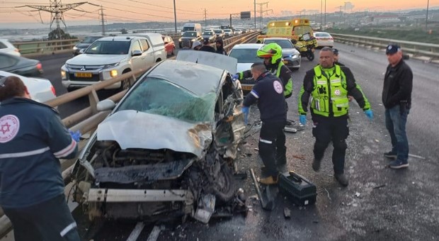 Mutmaßliche PA Autodiebe waren an einem Unfall beteiligt, bei dem vier Personen in Zentralisrael verletzt wurden