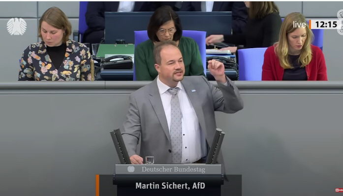  Wüste Schreianfälle im Bundestag: Jesiden applaudieren bei der AfD-Rede ]Video}