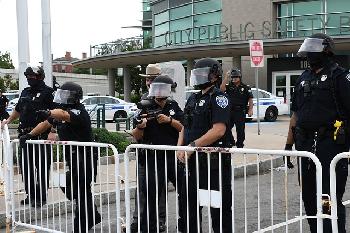 Demonstranten-in-Atlanta-rufen-zu-Gewalt-gegen-Polizeibeamte-und-Strafverfolgungsbehrden-auf-nachdem-am-Mittwoch-eine-polizeiliche-Schieerei-stattgefunden-hatte-bei-der-ein-Staatssoldat-verletzt-und-ein-Mann-gettet-wurde