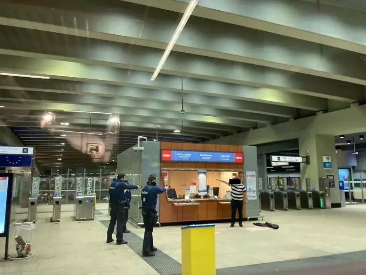 Mann sticht in Metrostation auf drei Menschen ein, Zeugen sagen, er habe „Allahu akbar“ geschrien, aber Polizisten schließen Terrorismus aus