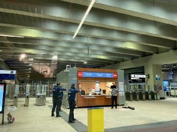 Mann-sticht-in-Metrostation-auf-drei-Menschen-ein-Zeugen-sagen-er-habe-Allahu-akbar-geschrien-aber-Polizisten-schlieen-Terrorismus-aus