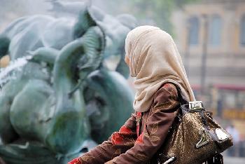 Muslim-schlgt-Ehefrau-und-sagt-Tochter-Vater-hat-das-Recht-Mutter-zu-schlagen-um-sie-zu-erziehen