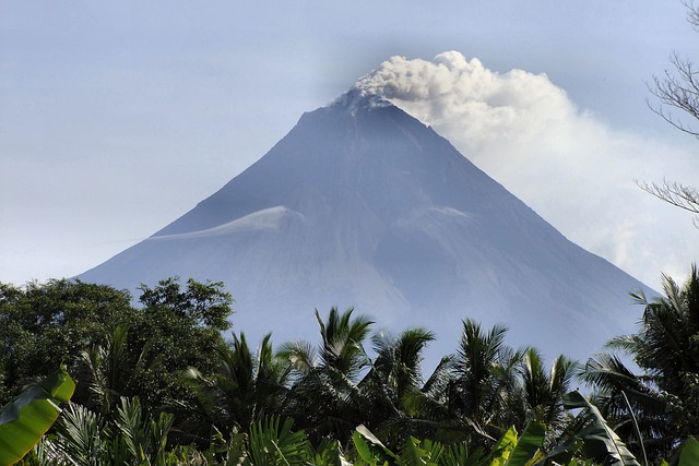 Der Merapi-Vulkan ist erneut ausgebrochen, Aschewolke etwa 3.000 Meter hoch